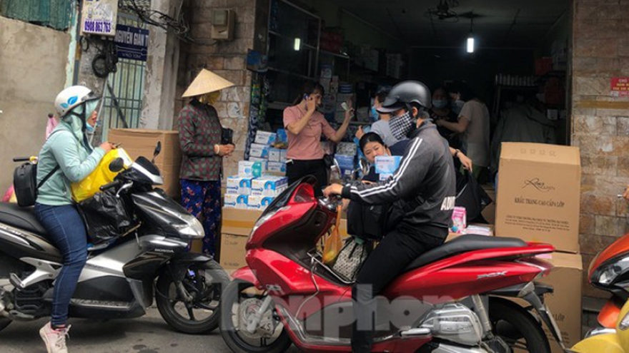 Residents of HCM City rush to buy face masks amid COVID-19 fears